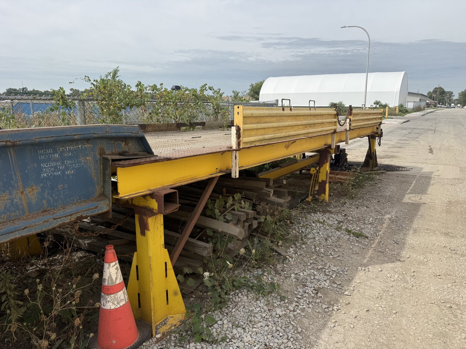 Removable safetu guards on the platform